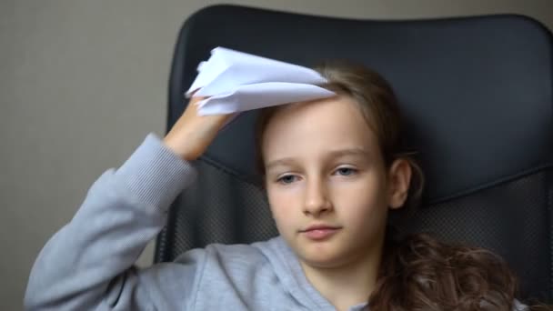 Liten blond flicka leker med origami, papper klor av drake, papper drakar skapande, barn konst koncept. — Stockvideo