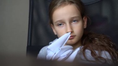 Küçük sarışın kız origamiyle oynuyor, ejderha pençeleri, kağıt ejderhalar yaratımı, çocuk sanatı konsepti..