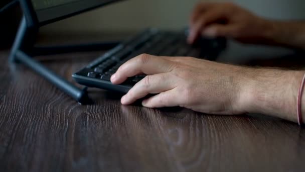 Senior Mann tippt auf der Tastatur des Computers, Geschäftsmann verwendet digitales Gerät sitzt am Tisch, Kontoverwalter arbeitet, Remote-Job — Stockvideo