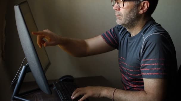 El hombre mayor está trabajando frente a la computadora, el hombre de negocios está usando un gran monitor sentado en la mesa, el administrador de cuentas trabajando, un trabajo remoto — Vídeos de Stock