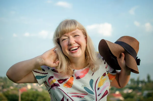 Plus grootte jonge vrouw in jurk met hoed op de natuur in het park in de zomer. Leven van mensen xl grootte, gelukkig mooie natuurlijke schoonheid vrouw. Begrip overgewicht, reizen — Stockfoto