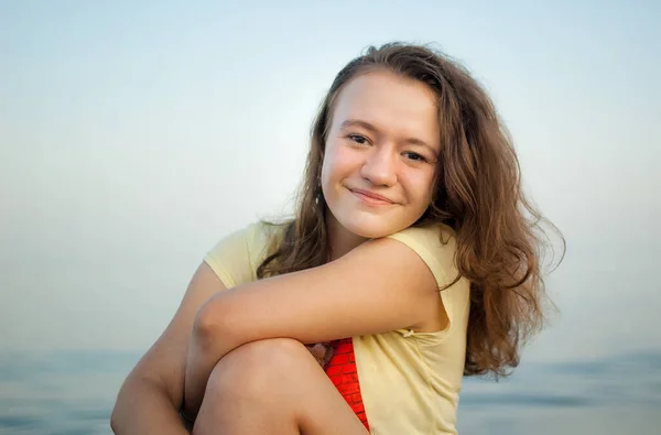 Junges Mädchen in gelbem T-Shirt auf dem Meer und blauem Himmel, Sommer, Reisen, weibliche Porträtkonzepte — Stockfoto