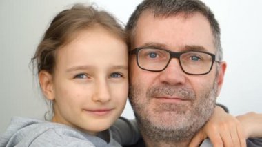 Büyük baba ve küçük sarışın kızların aile portresi evde sarılıp gülümsüyor, babalar günü konsepti.