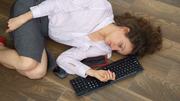 Mujer joven y cansada gerente de oficina está tirado en el suelo con teclado, ratón y teléfono inteligente, movimiento plano laico, trabajo de rutina, freelance, síndrome de burnout — Vídeos de Stock