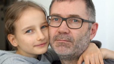 Büyük baba ve küçük sarışın kızların aile portresi evde sarılıp gülümsüyor, babalar günü konsepti.