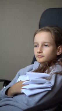 Küçük sarışın kız origamiyle oynuyor, ejderha pençeleri, kağıt ejderhalar yaratımı, çocuk sanatı konsepti..