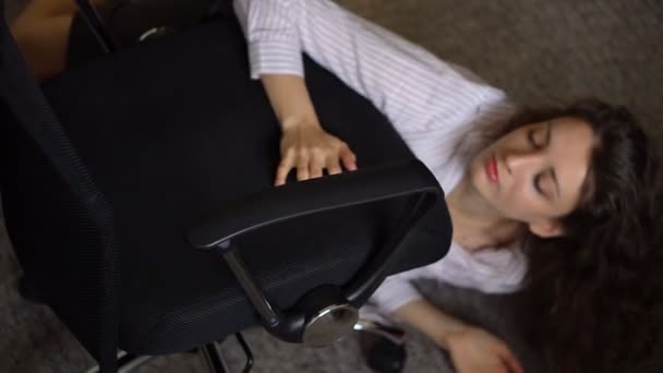 Joven mujer de negocios con lápiz labial rojo y tacones altos rojos está subiendo en una silla desde el suelo, carrerista femenina — Vídeo de stock