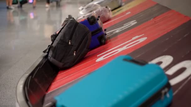 Koffer of bagage met transportband op de internationale luchthaven. — Stockvideo