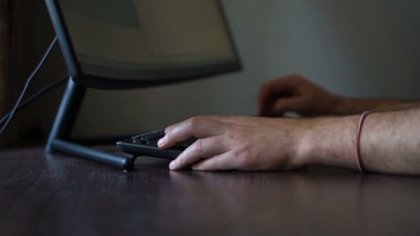 Hombre mayor está escribiendo en el teclado de la computadora, hombre de negocios está utilizando dispositivo digital sentado en la mesa, gerente de cuenta trabajando, trabajo remoto — Vídeo de stock