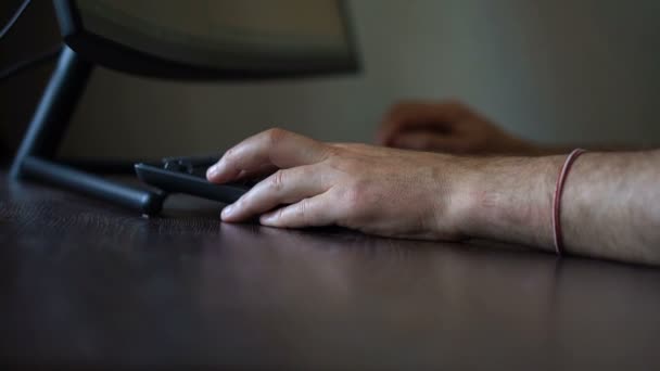 Kıdemli adam bilgisayarın klavyesinde daktilo kullanıyor, iş adamı masada dijital cihaz kullanıyor, hesap yöneticisi çalışıyor, uzaktan kumanda ediliyor. — Stok video