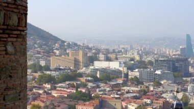 Gürcistan 'ın Tiflis şehrinin üzerinde asılı duran Cableway otomobili arka plandaki eski binalar, seyahat ve turizm kavramlarıyla