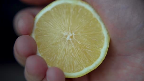 A férfi kezek facsarják az érett citromot a citruslé, az egészséges életmód, a gyümölcslé készítéséhez. — Stock videók
