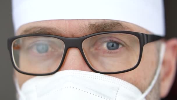 Operatori sanitari sovraccarichi con maschera protettiva sul viso. Stato mentale del medico dopo l'assunzione di un gran numero di pazienti a causa dell'epidemia di coronavirus. — Video Stock