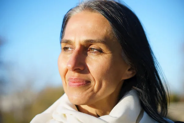 Perfil vista lateral retrato de atractiva mujer de mediana edad alegre de pelo gris soñadora relajándose al aire libre durante el día soleado —  Fotos de Stock