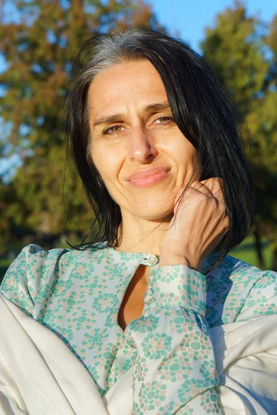 Perfil vista lateral retrato de atractiva mujer de mediana edad alegre de pelo gris soñadora relajándose al aire libre durante el día soleado —  Fotos de Stock