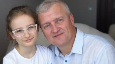 Yakışıklı baba ve tatlı kız kameraya bakıyor, mutlu aile, birliktelik, babalar günü kavramları