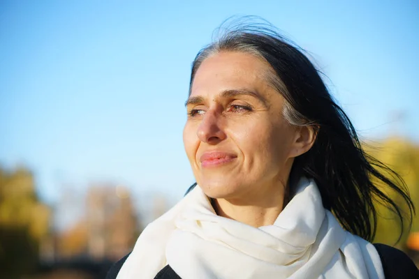 Perfil vista lateral retrato de atractiva mujer de mediana edad alegre de pelo gris soñadora relajándose al aire libre durante el día soleado —  Fotos de Stock