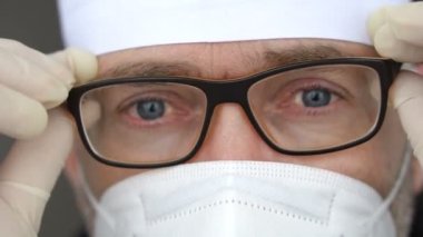Yüzünde koruyucu maske olan fazla çalışan sağlık çalışanları. Koronavirüs salgını nedeniyle çok sayıda hasta aldıktan sonra tıbbın akıl sağlığı yerinde..