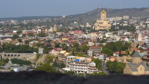 2021.10.15 - Georgië, Tbilisi - Kabelbaan boven de stad met uitzicht op oude gebouwen op achtergrond, reizen en toerisme — Stockvideo