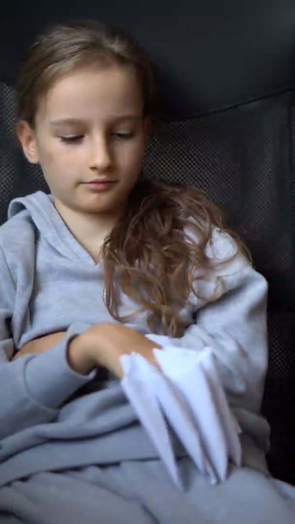 Menina loira está brincando com origami, garras de papel de dragão, criação de dragões de papel, conceito de arte infantil. — Vídeo de Stock