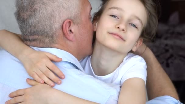 Retrato familiar de pai maduro e filha loira abraçando em casa enquanto celebra o dia dos pais — Vídeo de Stock