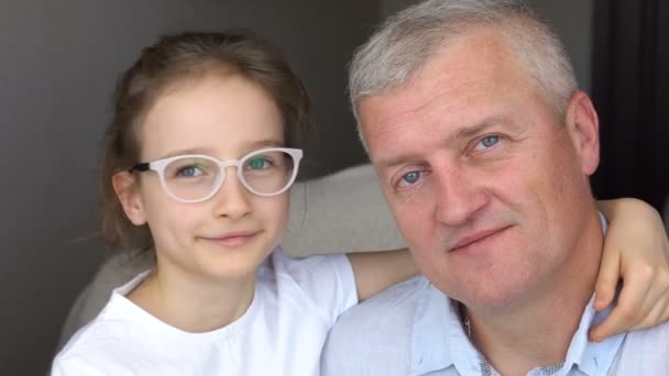 Jóképű apa és aranyos lánya néz a kamerába, boldog család, együtt, apa nap fogalmak — Stock videók