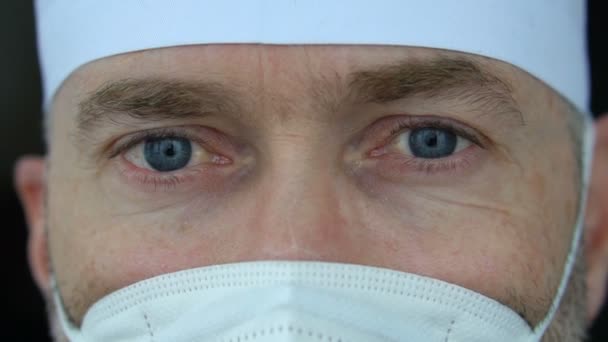 Trött Allvarliga Mogna Manliga Professionella Läkare Mask Glasögon Och Skyddande — Stockvideo