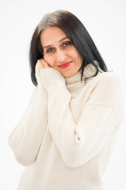 Orta yaşlı bir kadının saçlarının ağarmaya başlaması stüdyoda beyaz arka planda süveter, yüz bakımı güzellik, orta yaşlı cilt kozmetik, kozmetik konsepti