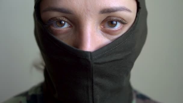 Retrato feminino de menina vestindo balaclava cáqui, apenas os olhos são visíveis, recrutamento obrigatório, militar, feminismo, conceito de igualdade — Vídeo de Stock