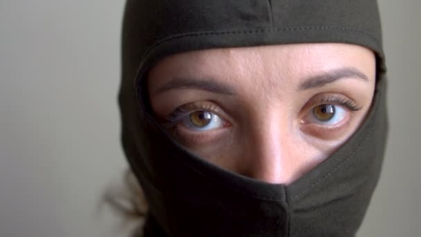 Portrait féminin de jeune fille portant la cagoule kaki, seuls les yeux sont visibles, conscription obligatoire, militaire, féminisme, concept d'égalité — Video