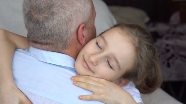 Ritratto di famiglia di padre maturo e piccola figlia bionda che si abbraccia a casa mentre celebra il giorno dei padri — Video Stock
