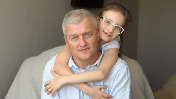 Retrato familiar de pai maduro e filha loira abraçando em casa enquanto celebra o dia dos pais — Vídeo de Stock