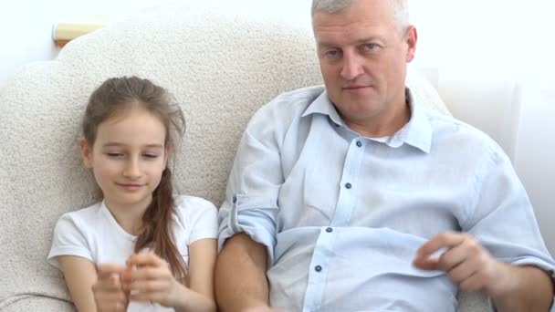 Pria tampan dan gadis kecil berambut pirang sedang menunjukkan hati dengan tangan, keluarga bahagia, kebersamaan, konsep hari ayah — Stok Video