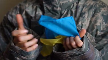 Genç bayan asker Ukrayna 'nın batı kesimindeki gerginlik, Rus işgali ve savaş konsepti nedeniyle Ukrayna bayrağını sevgi ve endişeyle taşıyor.