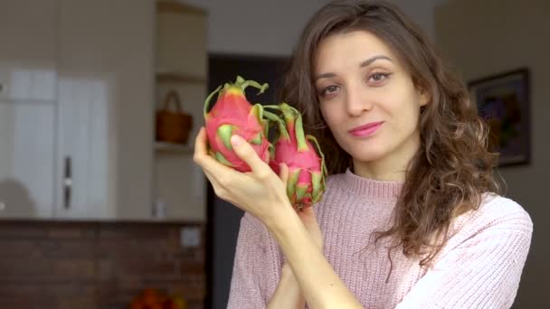 Rapariga Está Segurando Duas Frutas Frescas Maduras Dragão Orgânico Pitaya — Vídeo de Stock