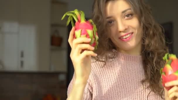 Młoda Dziewczyna Trzyma Dwa Świeże Dojrzałe Organiczne Owoce Smoka Lub — Wideo stockowe
