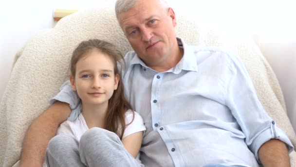 Schöner Vater Und Süße Tochter Schauen Die Kamera Glückliche Familie — Stockvideo