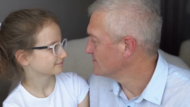 Beau père et fille mignonne se regardent, famille heureuse, ensemble, concepts de fête des pères — Video