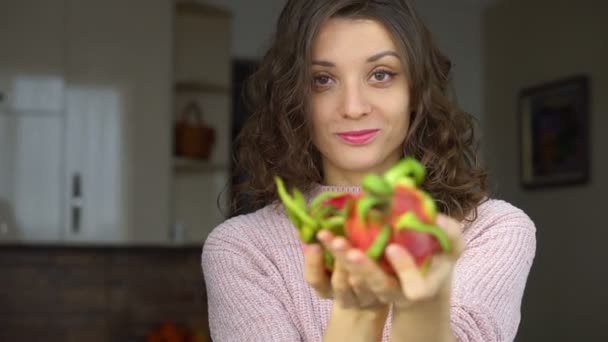 Tânăra fată deține două fructe proaspete de dragon organic sau pitaya, pitahaya. Fructe exotice, concept de alimentație sănătoasă — Videoclip de stoc