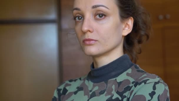 Beltéri portré fiatal lány visel katonai egyenruhát, kötelező besorozás Ukrajnában, orosz invázió, háborús koncepciók — Stock videók