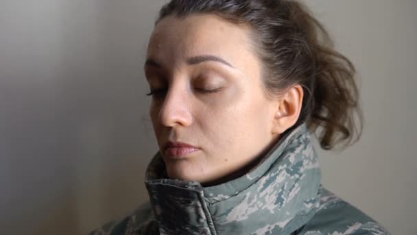 Retrato interior de una joven con uniforme militar, reclutamiento obligatorio en Ucrania, invasión rusa, conceptos de guerra — Vídeo de stock