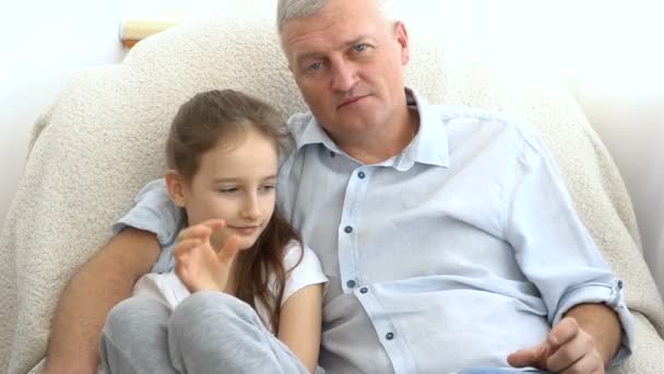 Volwassen knappe man en klein blond meisje tonen harten door handen, gelukkig gezin, saamhorigheid, vaders dag concepten — Stockvideo
