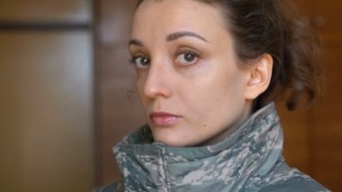 Askeri üniforma giyen genç bir kızın kapalı alanda portresi, Ukrayna 'da zorunlu askerlik, Rus istilası, savaş kavramları.