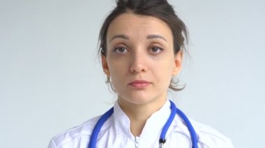 Kadın doktor, bazı tıbbi manipülasyonlar ve aşılardan sonra beyaz arka plana izole edilmiş koruyucu mavi eldivenleri erteliyor..