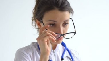 Kadın doktor, bazı tıbbi manipülasyonlar ve aşılardan sonra beyaz arka plana izole edilmiş koruyucu mavi eldivenleri erteliyor..