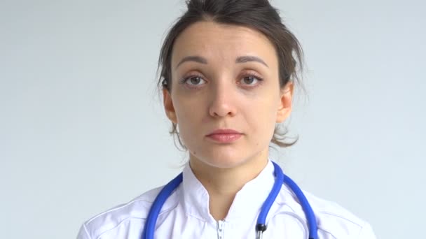 Médecin féminin reporte gants bleus de protection isolés sur fond blanc après quelques manipulations médicales, vaccination. — Video