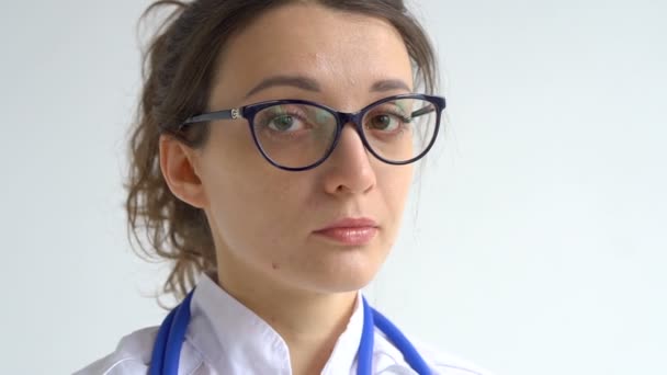 Ženský lékař odkládá ochranné modré rukavice izolované na bílém pozadí po některých lékařských manipulacích, očkování. — Stock video
