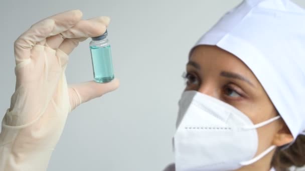 Infektionsmediziner zeigen COVID 19 Impfstoff zur Vorbeugung, Immunisierung und Behandlung neuer Coronavirus-Infektionen. Medizintechnisches Konzept — Stockvideo