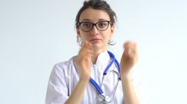 Kadın doktor, bazı tıbbi manipülasyonlar ve aşılardan sonra beyaz arka plana izole edilmiş koruyucu mavi eldivenleri erteliyor..