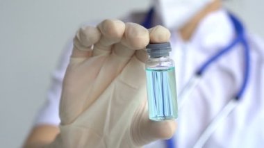 Bulaşıcı doktor COVID 19 aşısı gösterdi. Yeni korona virüsü enfeksiyonu için önleme, aşılama ve tedavi için. Tıbbi teknoloji kavramı